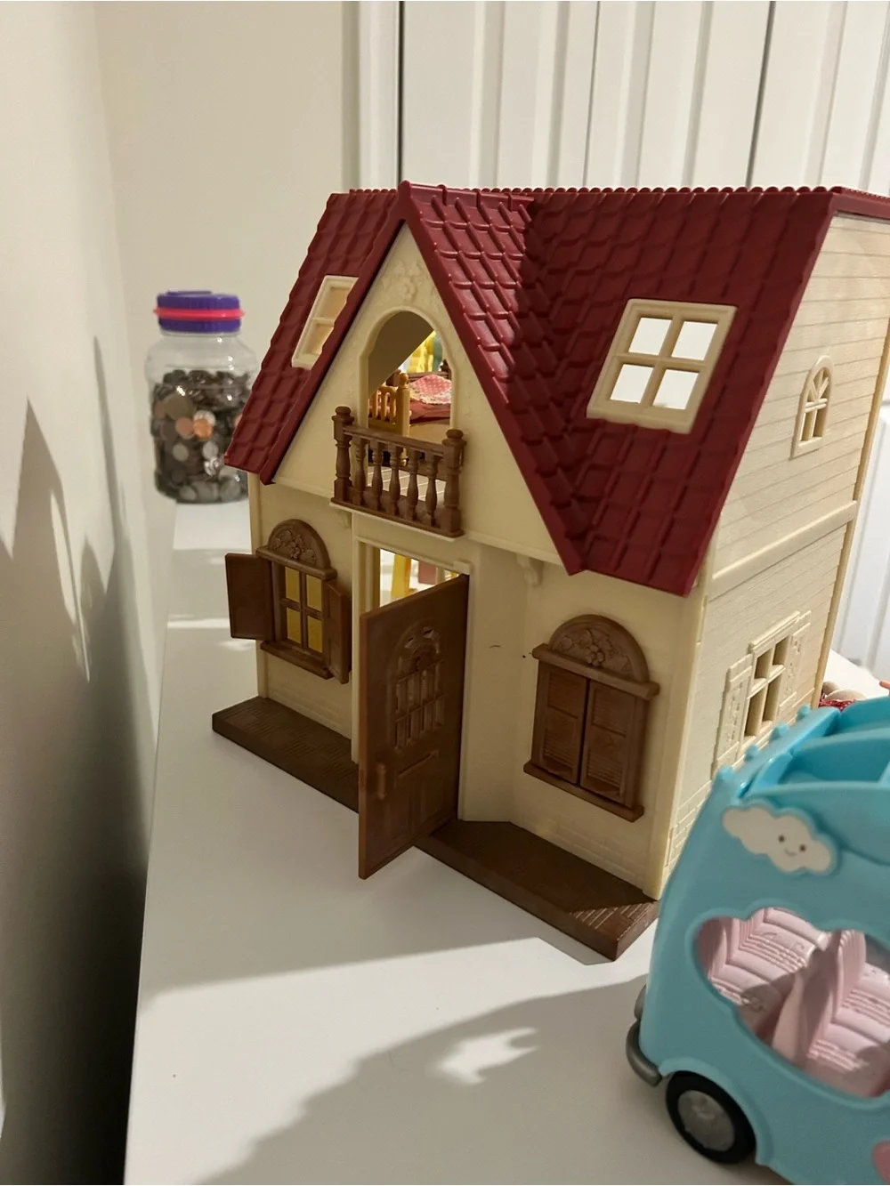 Calico critters Two-Story Dollhouse Playset - Beige and Brown with Red Roof
